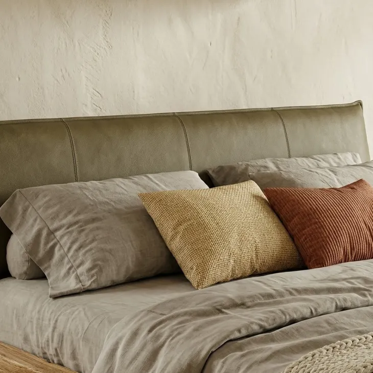 Letto oversize 180x200cm testiera imbottita piedi in vetro legno massello rovere tortora Resilia