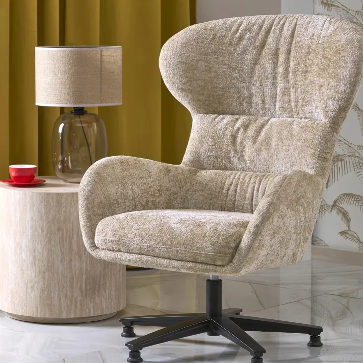 Poltrona design girevole imbottita in tessuto beige Mappy