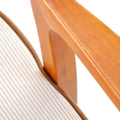 Poltrona moderna design in stoffa beige chiaro e gambe legno noce chiaro Bled