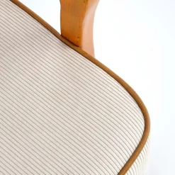 Poltrona moderna design in stoffa beige chiaro e gambe legno noce chiaro Bled
