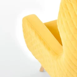 Poltroncina imbottita in velluto giallo legno naturale Seven