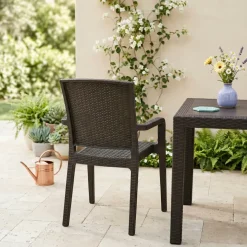 Sedia da giardino esterno bar impilabile con braccioli polipropilene effetto rattan marrone Maddy