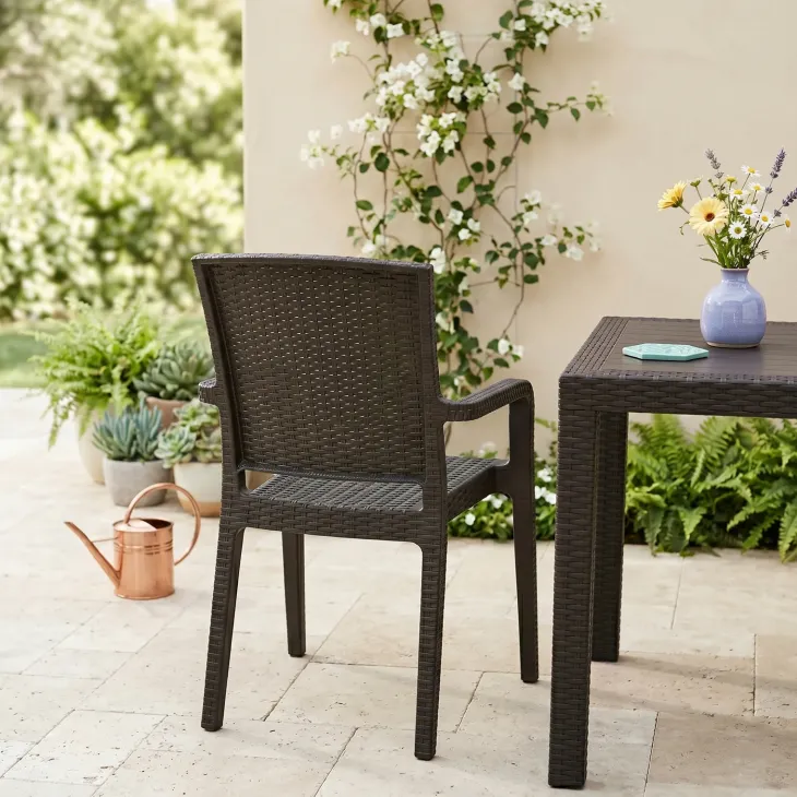 Sedia da giardino esterno bar impilabile con braccioli polipropilene effetto rattan marrone Maddy