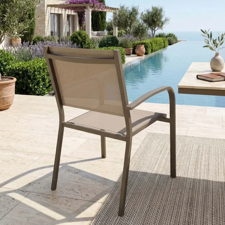 Sedia da giardino impilabile con braccioli tondi in alluminio e textilene tortora Brezza