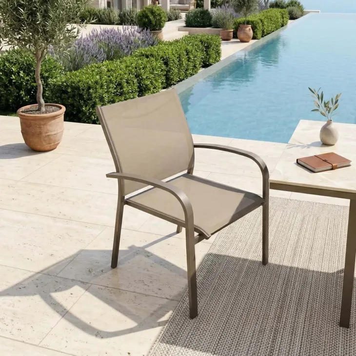 Sedia da giardino impilabile con braccioli tondi in alluminio e textilene tortora Brezza