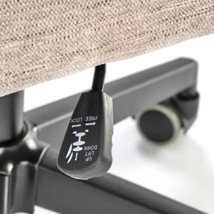 Sedia da ufficio con ruote e braccioli in tessuto beige Yara
