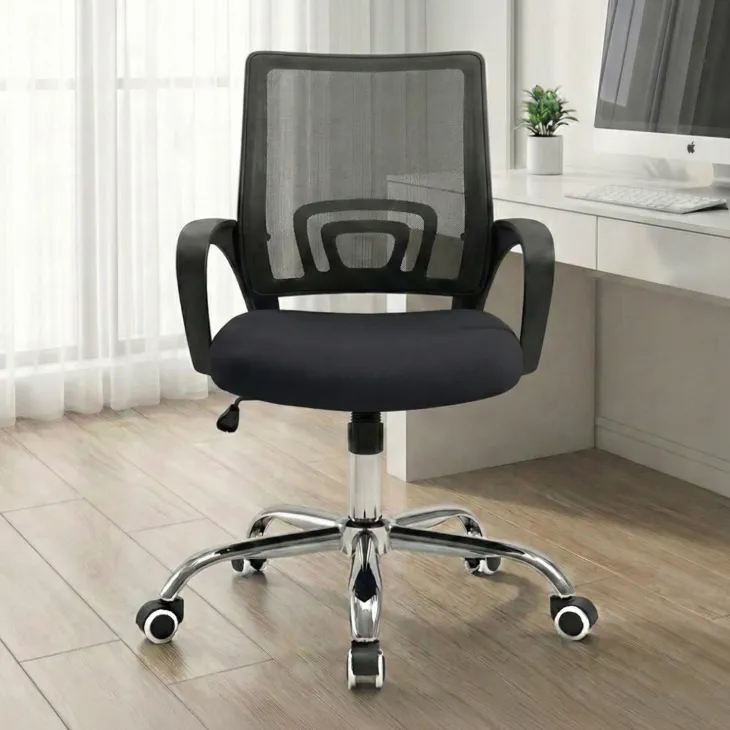 Sedia da ufficio girevole in tessuto con ruote e struttura nera Mesh