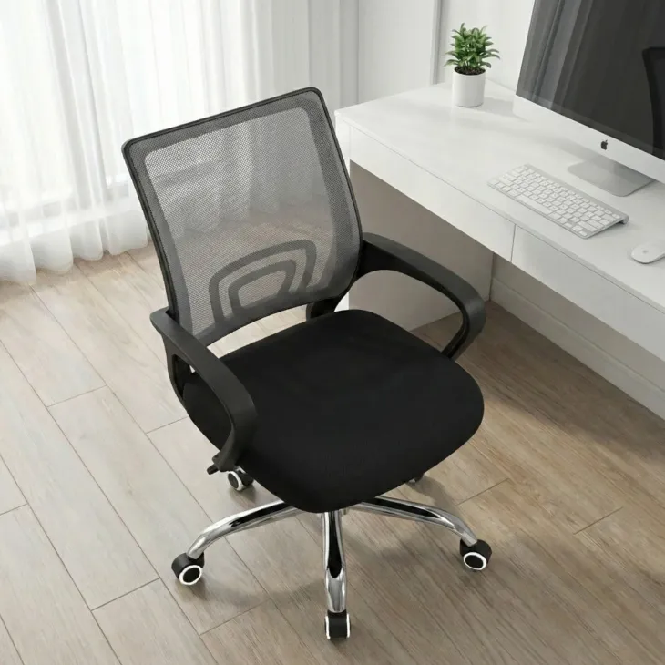Sedia da ufficio girevole in tessuto con ruote e struttura nera Mesh