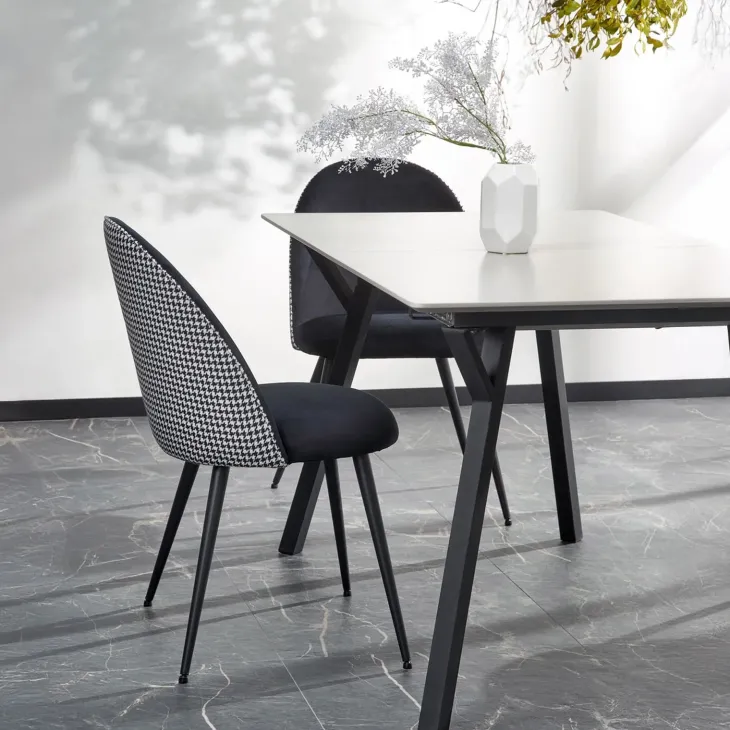 Set 4 sedie in velluto nero con schienale pied de poule bianco e nero Aleron