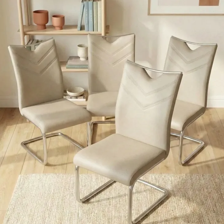 Set 4 sedie sala da pranzo imbottite in ecopelle beige con gambe in metallo Soraya