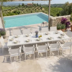 Set tavolo da giardino allungabile 200/300cm bianco + 4 sedie con braccioli quadrati bianco Brezza